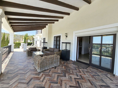 Villa for sale in El Paraiso, Estepona