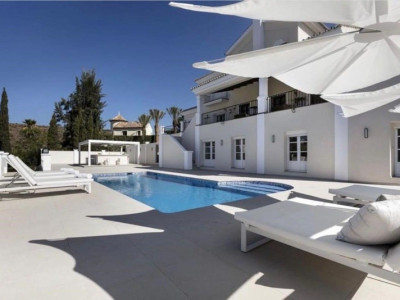 Villa for sale in El Paraiso, Estepona