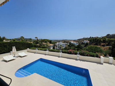 Villa for sale in El Paraiso, Estepona