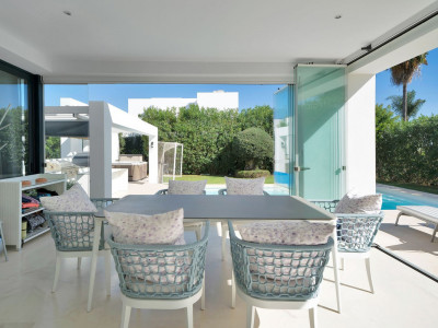 Villa for sale in El Paraiso, Estepona