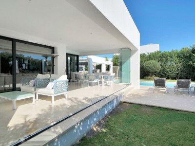 Villa for sale in El Paraiso, Estepona