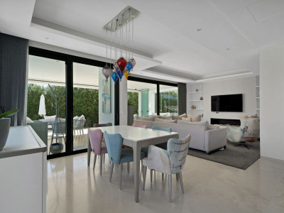 Villa for sale in El Paraiso, Estepona