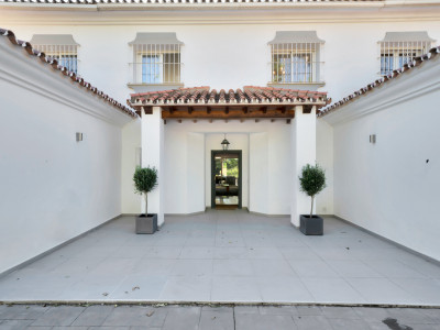 Villa for sale in El Paraiso, Estepona