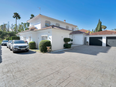 Villa for sale in El Paraiso, Estepona