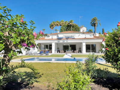 Villa for sale in El Paraiso, Estepona