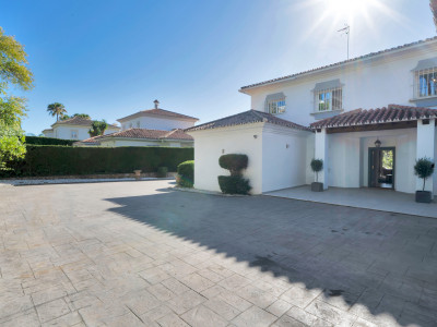 Villa for sale in El Paraiso, Estepona