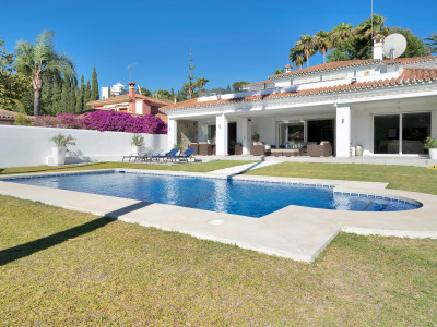 Villa for sale in El Paraiso, Estepona