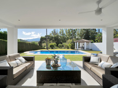 Villa for sale in El Paraiso, Estepona