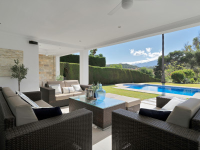 Villa for sale in El Paraiso, Estepona