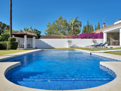 Villa for sale in El Paraiso, Estepona