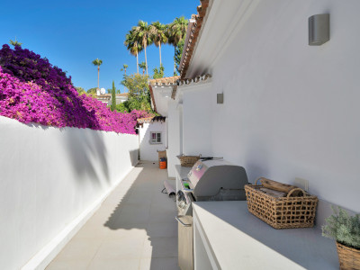 Villa for sale in El Paraiso, Estepona