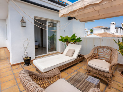 Zweistöckiges Penthouse zum Verkauf in Los Naranjos de Marbella, Nueva Andalucia