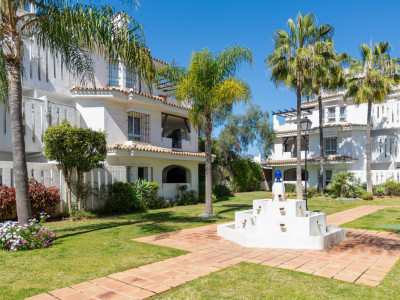 Zweistöckiges Penthouse zum Verkauf in Los Naranjos de Marbella, Nueva Andalucia