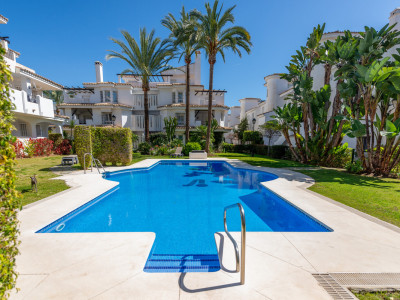 Zweistöckiges Penthouse zum Verkauf in Los Naranjos de Marbella, Nueva Andalucia