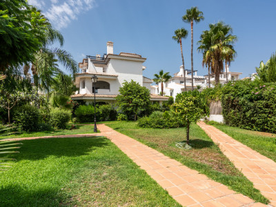 Zweistöckiges Penthouse zum Verkauf in Los Naranjos de Marbella, Nueva Andalucia