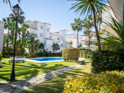 Zweistöckiges Penthouse zum Verkauf in Los Naranjos de Marbella, Nueva Andalucia