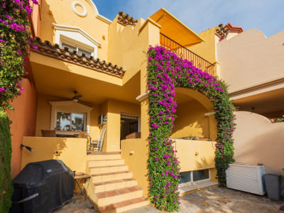 Town House for sale in La Alzambra, Nueva Andalucia