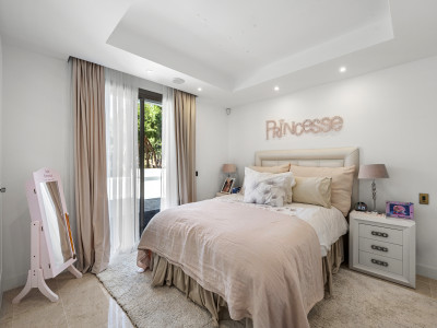 Villa for sale in Hacienda las Chapas, Marbella East
