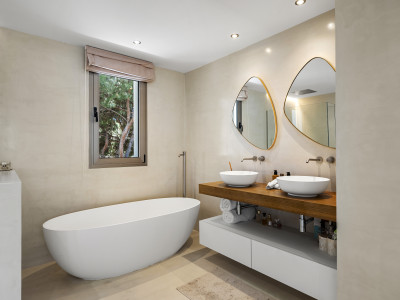 Villa for sale in Hacienda las Chapas, Marbella East