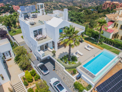 Villa for sale in La Mairena, Marbella East