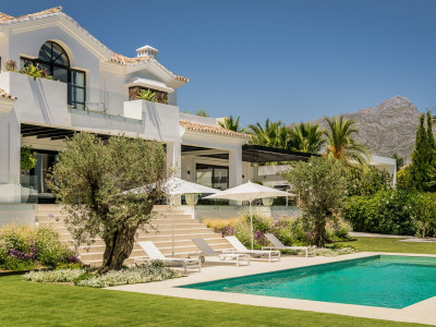 Villa for sale in La Cerquilla, Nueva Andalucia