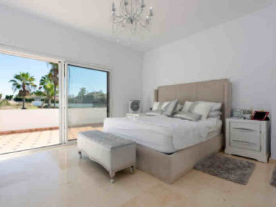 Villa for sale in El Paraiso, Estepona