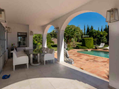 Villa for sale in El Paraiso, Estepona