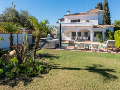 Villa for sale in El Paraiso, Estepona