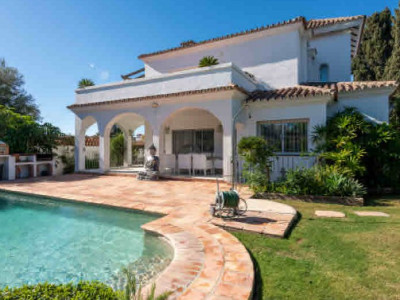 Villa for sale in El Paraiso, Estepona