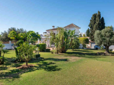 Villa for sale in El Paraiso, Estepona