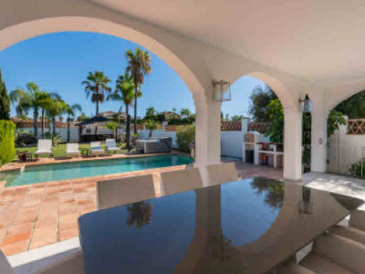 Villa for sale in El Paraiso, Estepona