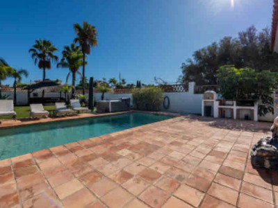 Villa for sale in El Paraiso, Estepona