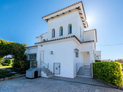 Villa for sale in El Paraiso, Estepona