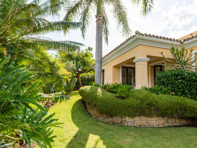 Villa for sale in Nueva Andalucia