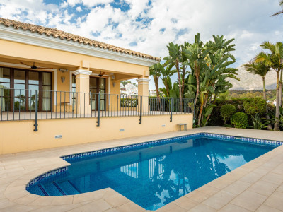 Villa for sale in Nueva Andalucia