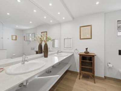 Ground Floor Apartment for sale in Puente Romano, Marbella Golden Mile