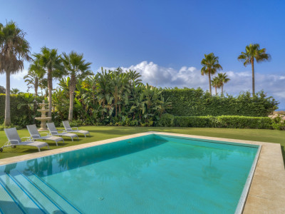 Villa en venta en Costabella, Marbella Este