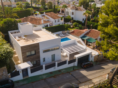 Villa for sale in Nueva Andalucia