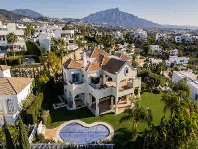 Villa for sale in La Alqueria, Benahavis