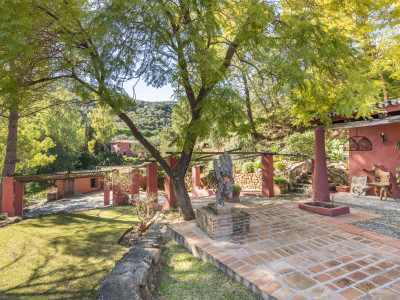 Finca for sale in Benahavis