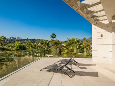 Villa for sale in Parcelas del Golf, Nueva Andalucia