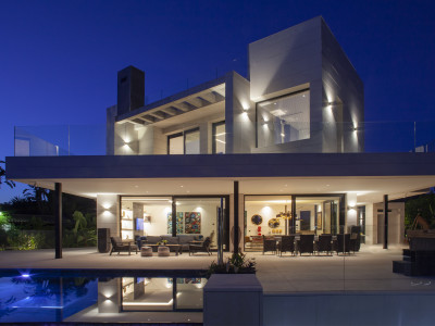 Villa for sale in Parcelas del Golf, Nueva Andalucia