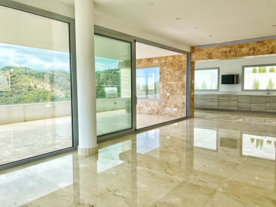 Villa for sale in Puerto del Almendro, Benahavis