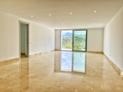 Villa for sale in Puerto del Almendro, Benahavis