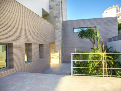 Villa for sale in Puerto del Almendro, Benahavis