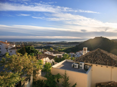 Villa for sale in Puerto del Almendro, Benahavis