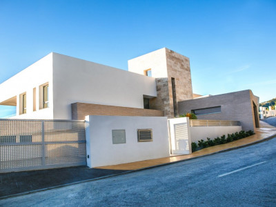 Villa for sale in Puerto del Almendro, Benahavis