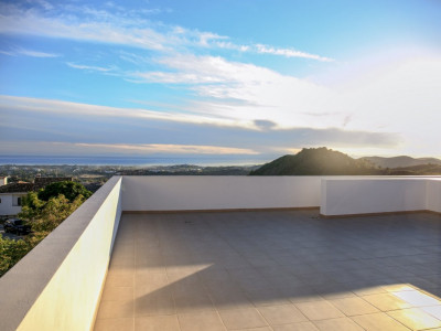 Villa for sale in Puerto del Almendro, Benahavis