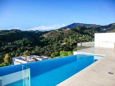 Villa for sale in Puerto del Almendro, Benahavis