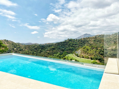 Villa for sale in Puerto del Almendro, Benahavis